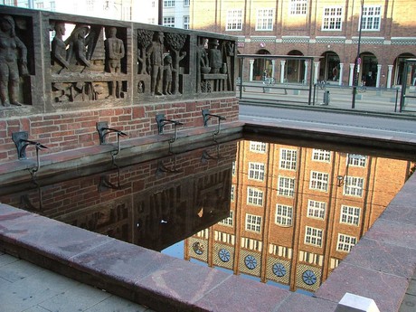 фонтана на Lange Straße (Росток)