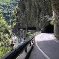 národní park Taroko – úzkými tunely běžně projíždějí i autobusy