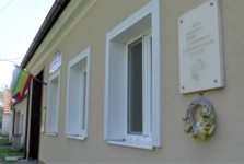 Лашкарска-Нова-Вес - Памятная доска на здании муниципалитета