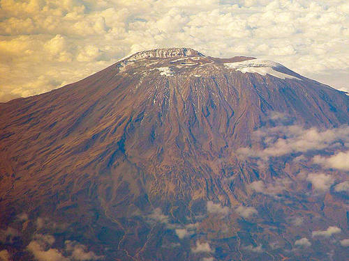 Vrchol Kilimandžára je i přesto, že se nachází kousek od rovníku, pokryt věčným sněhem. FOTO: ESO tr