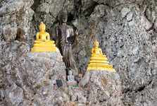 святыня в Wat Tham Pha Plong