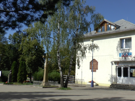 Dubnica nad Váhom - Katolícky dom s pamätnou tabuľou a bustou