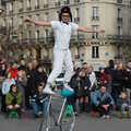 Pouličný zabávač v Paríži bol naozaj úžasný