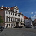 Pohled na palác sousedící s ul. U Kasáren a Toskánským palácem (ul. Loretánská, Hradčany)