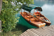  прозрачная вода и лодки для переправы туристов на озере Блед 