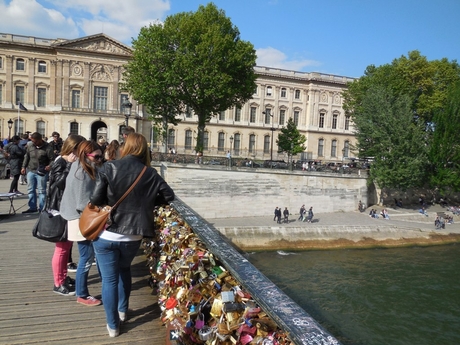  Мост искусств (Pont des Arts) - на заднем плане Лувр 