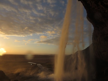  водопад Сельяландсфосс прощается с солнцем 