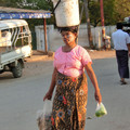 barmské ženy nosí vše na hlavě